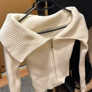 Bershka - bijeli dzemper