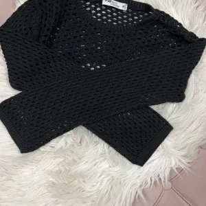 New Yorker crni kratki džemper