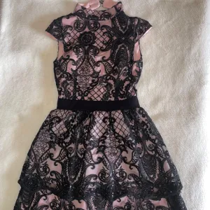 Elegantna cipkana haljina