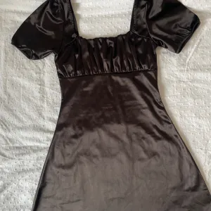 H&M satenska haljina