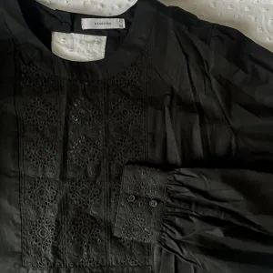 Reserved haljina sa vezom