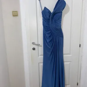 Plava svečana haljina