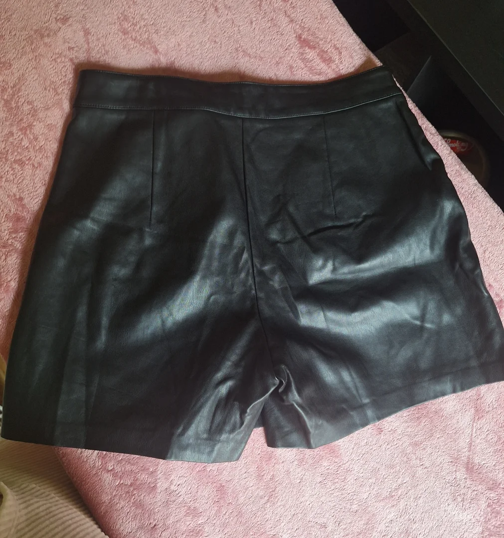 Reserved kožni šorts/suknjica