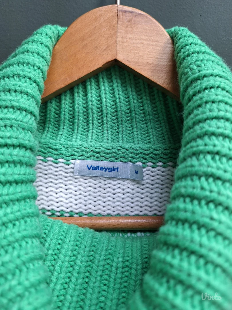 Zeleni džemper na pruge