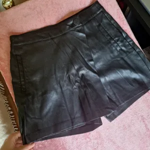 Reserved kožni šorts/suknjica