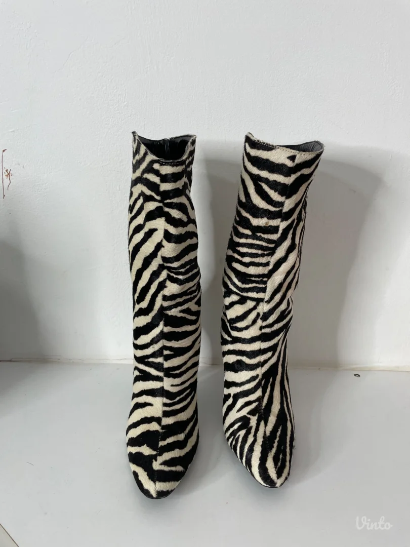 Zara cizme-prirodna kravlja dlaka 36