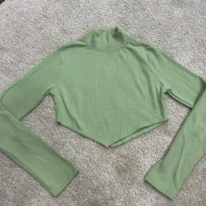 MISSGUIDED crop majica