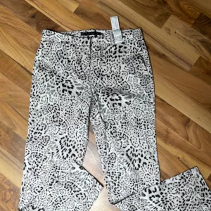 Zara tigraste pantalone