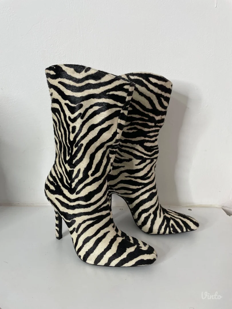 Zara cizme-prirodna kravlja dlaka 36