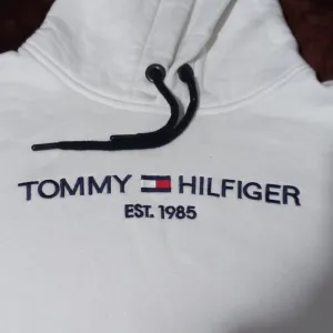 Tommy Hilfiger beli duks