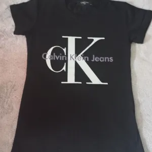 NOVA Calvin Klein crna majica