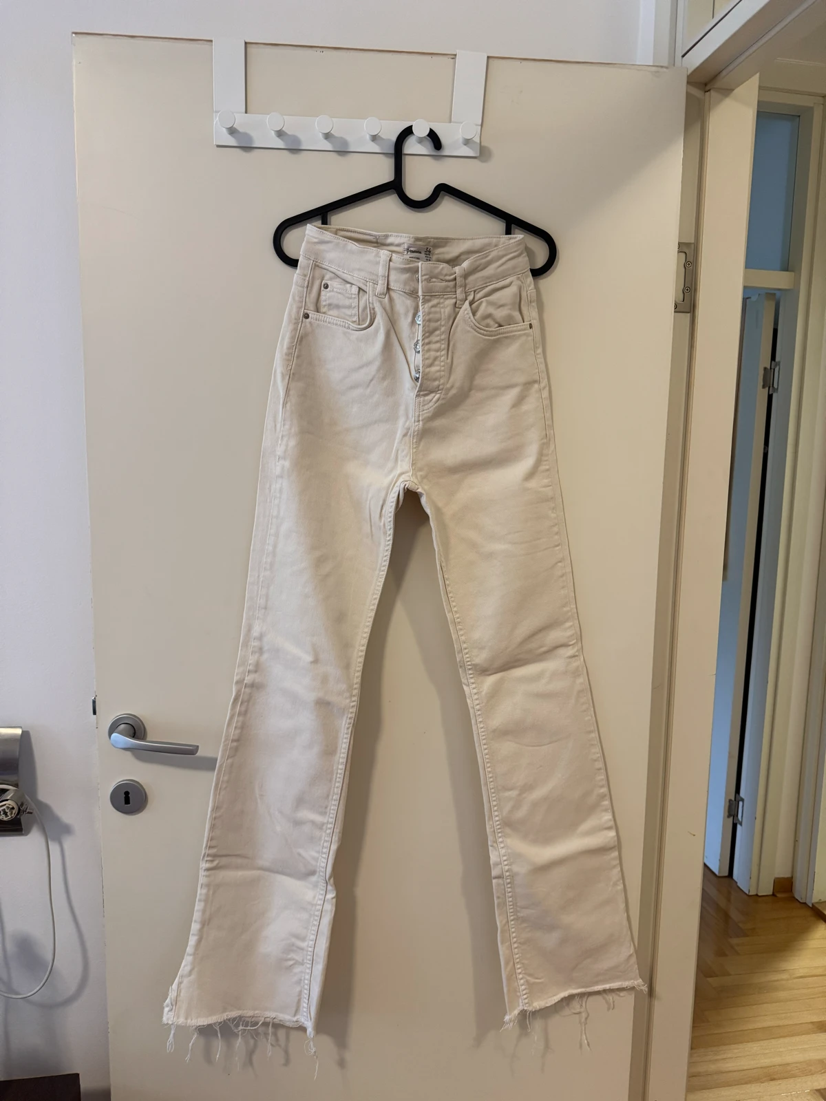 Ekru pantalone zvoncare