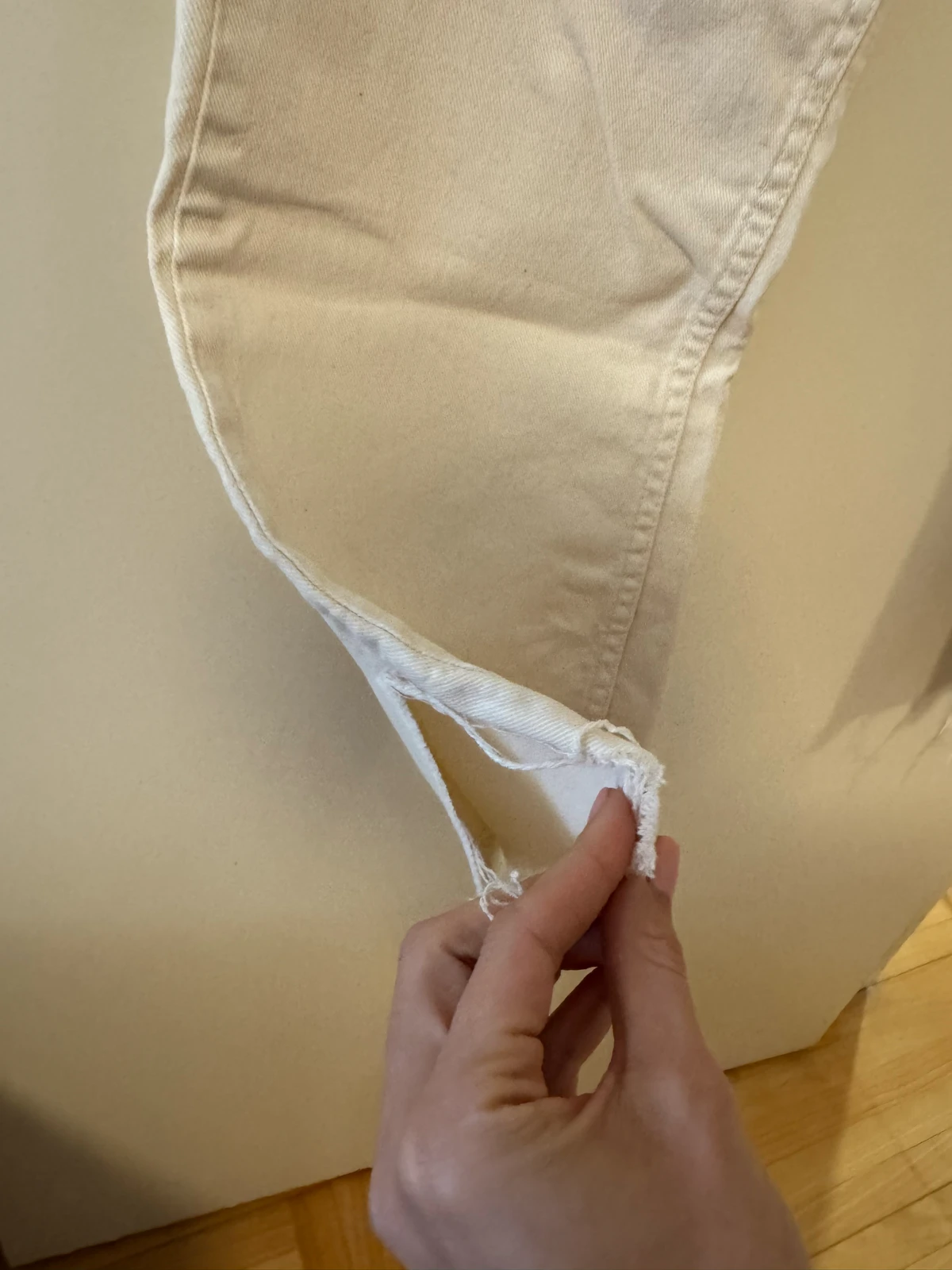 Ekru pantalone zvoncare