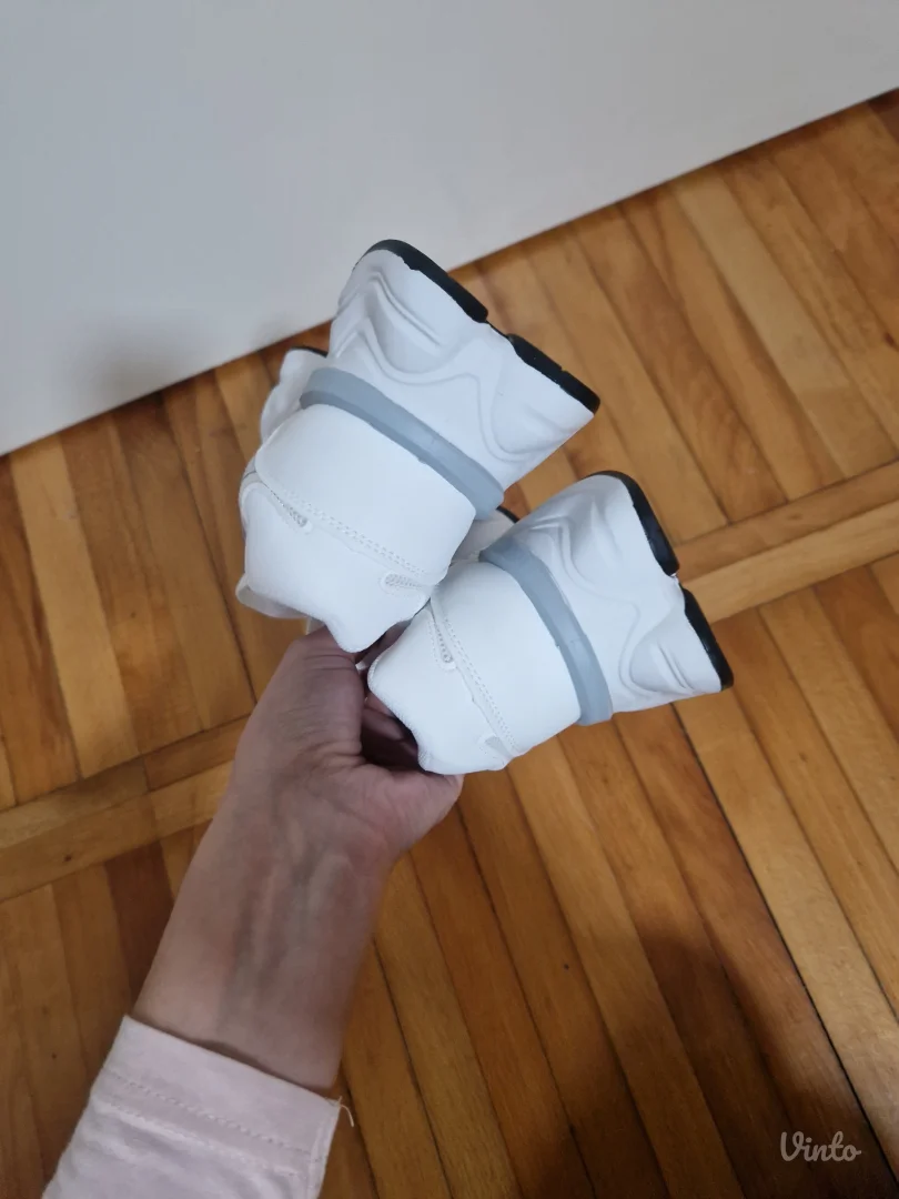 Sivo bele patike jednom obuvene