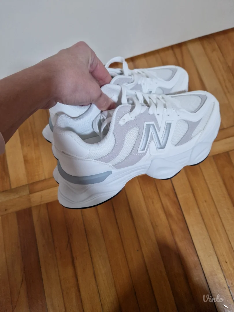 Sivo bele patike jednom obuvene