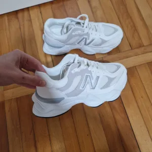 Sivo bele patike jednom obuvene