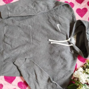 Nike duks sa kapuljačom