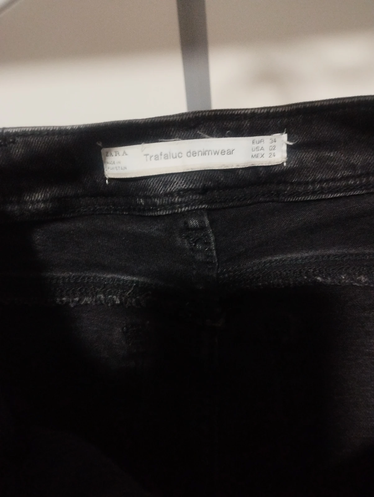 Zara crne teksas farmerke plitkog struka u S veličini