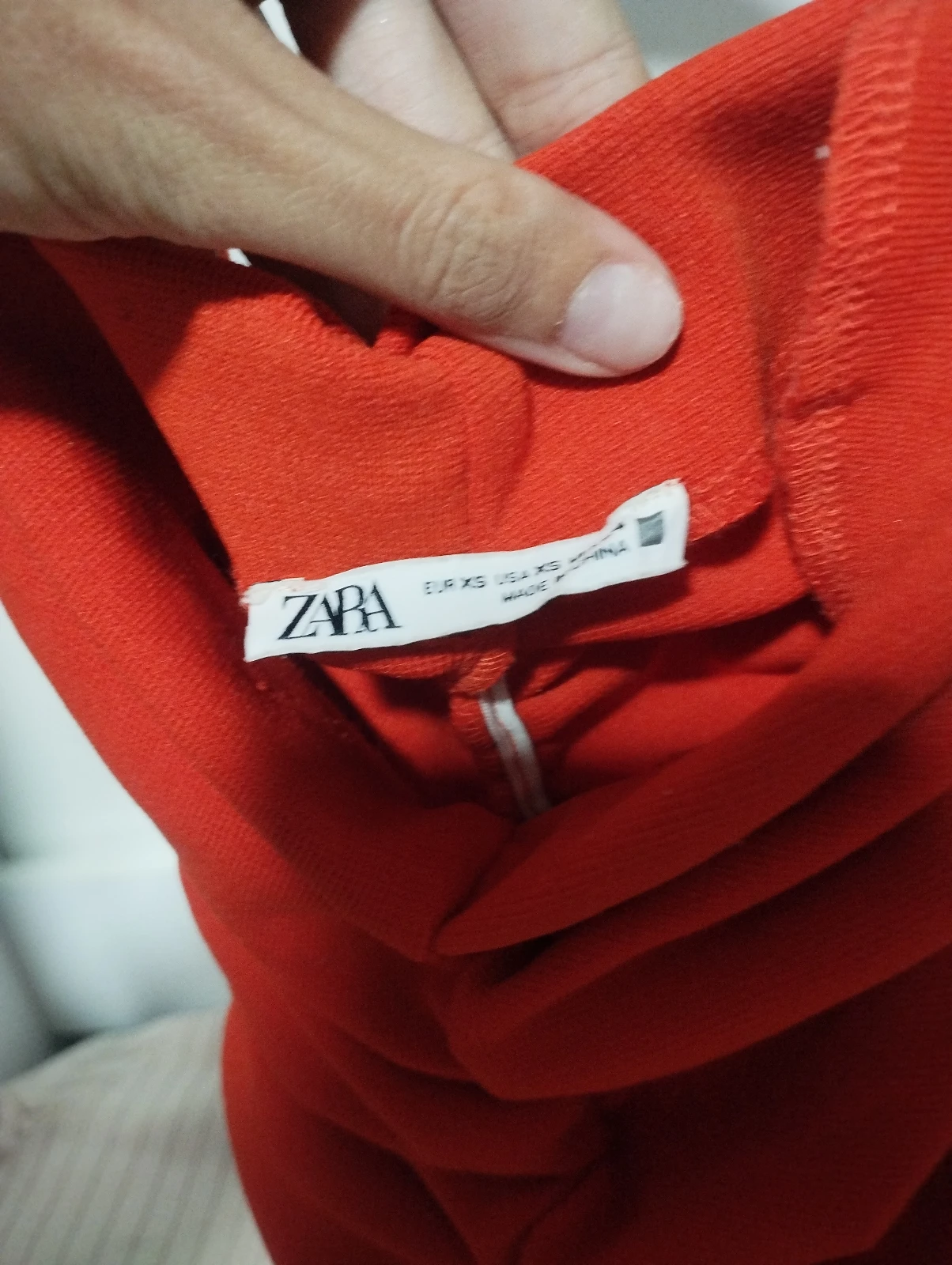 Zara narandžasti bodi u XS veličini odgovara i S možda čak i M jako je rastegljiv materijal