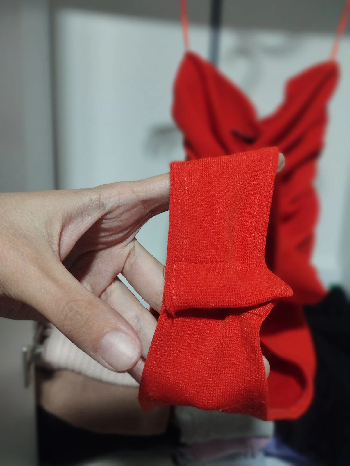 Zara narandžasti bodi u XS veličini odgovara i S možda čak i M jako je rastegljiv materijal