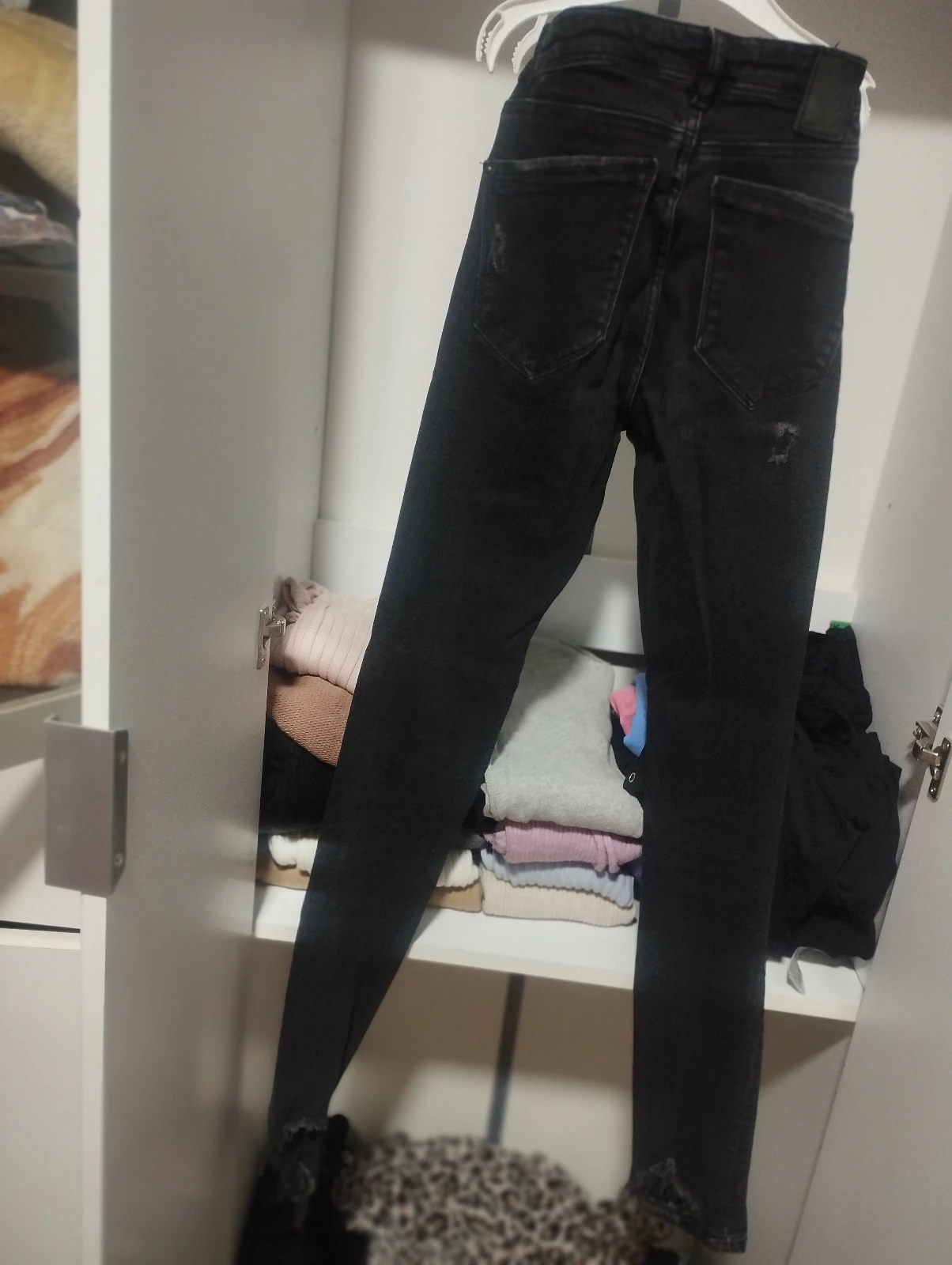 Zara crne teksas farmerke plitkog struka u S veličini