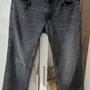 Crne famerke low rise Zara