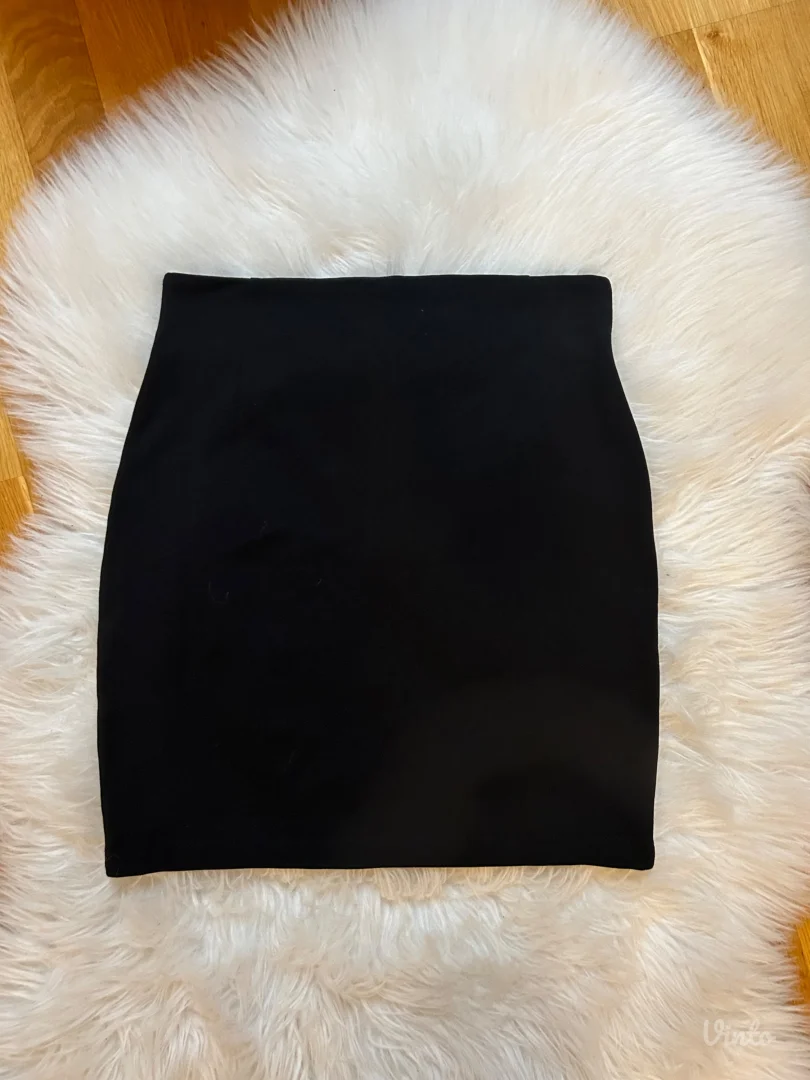 kratka crna suknja sa slicem