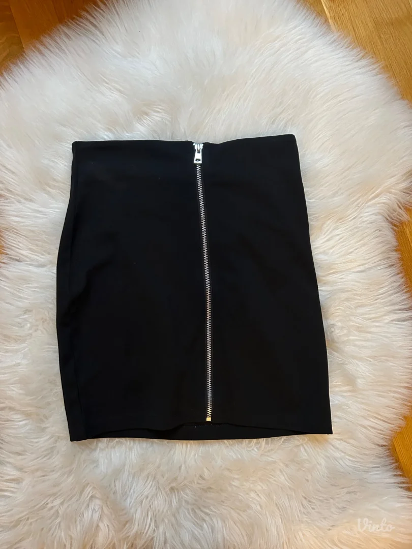 kratka crna suknja sa slicem