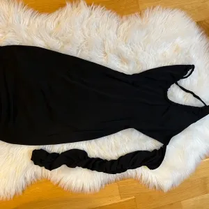 prettylittlething haljina