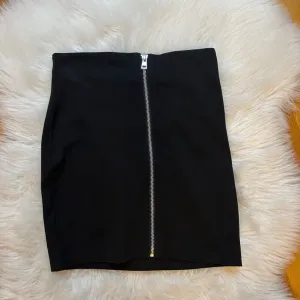 kratka crna suknja sa slicem