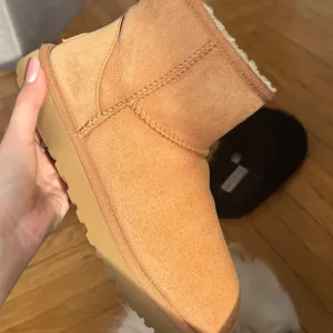 Ugg Classic Mini Camel boja