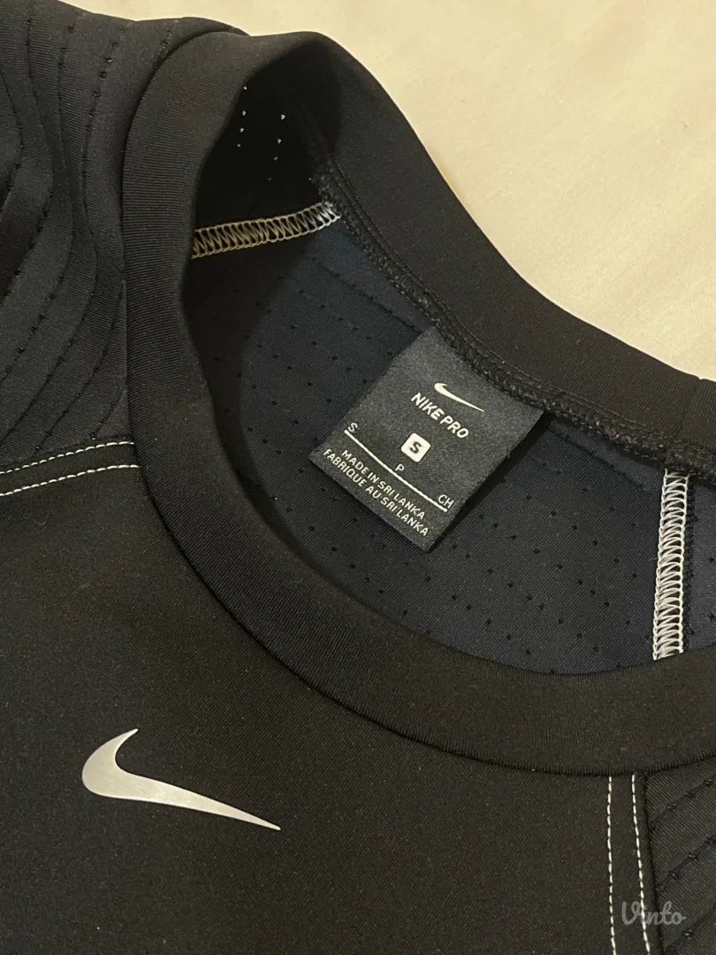 Nike pro- crna dukserica