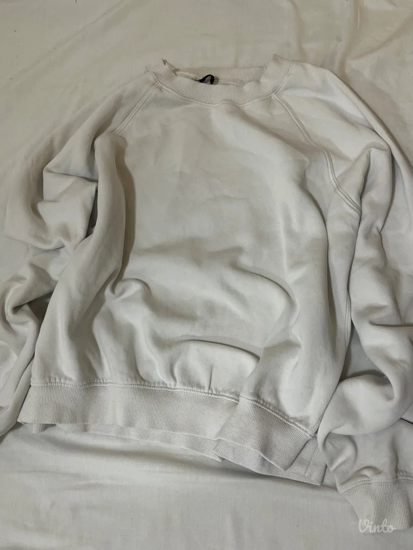 Bershka - bela dukserica