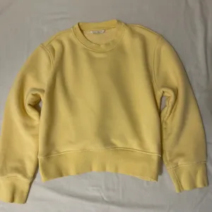 Zara- svetlo žuta dukserica