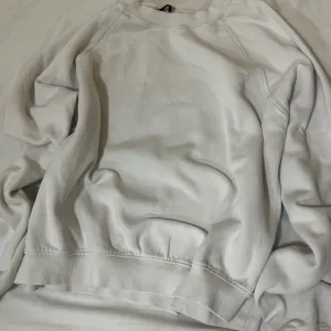 Bershka - bela dukserica