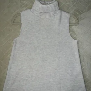 Zara bež rolka bez rukava, rebrasti okovratnik
