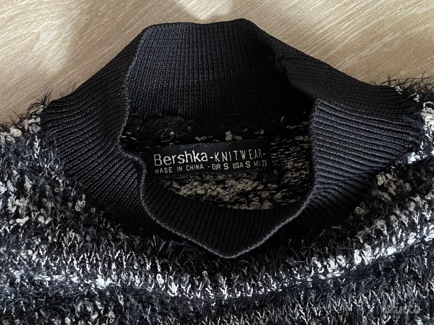 Bershka crop džemperić S