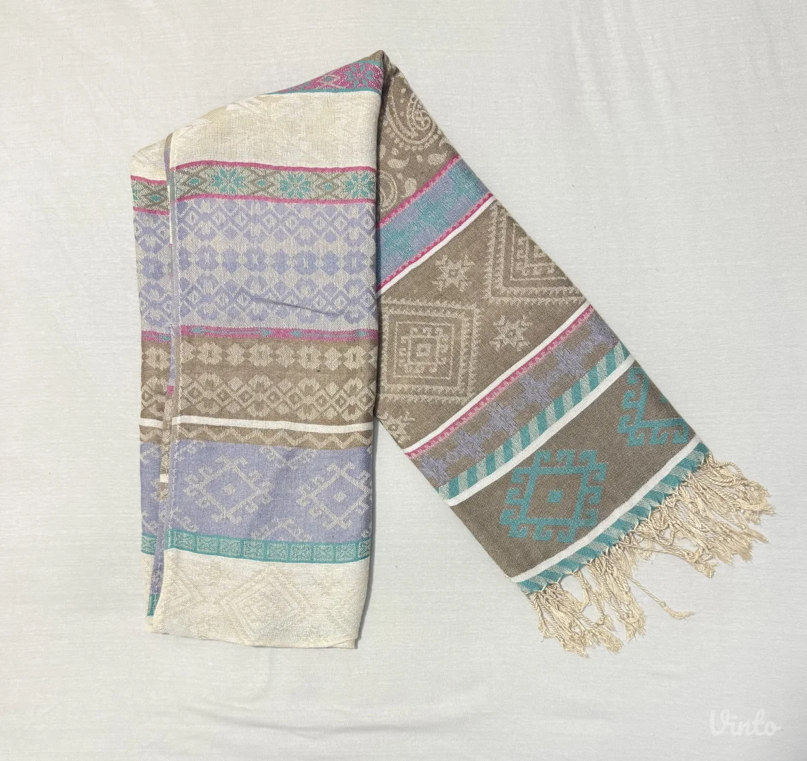 Šal sa resama u pastelnim tonovima