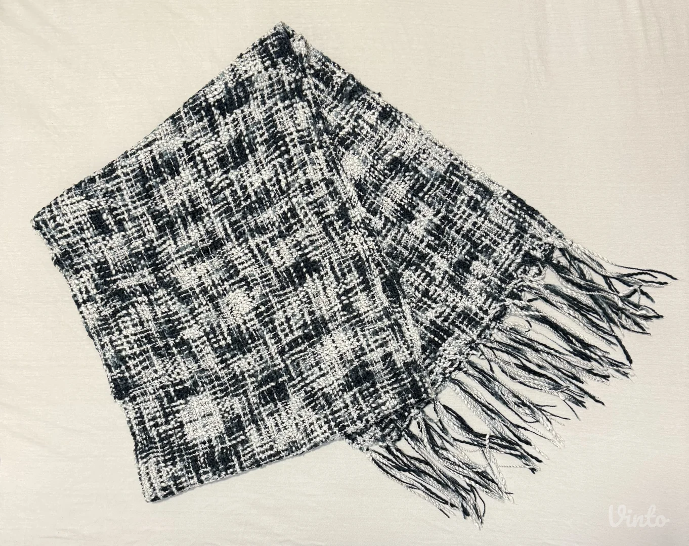 Crno-beli tvid šal sa resama