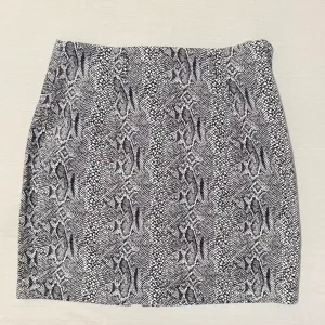 Mini suknja sa zmijskim printom
