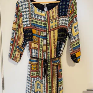 Šarena lepršava haljina