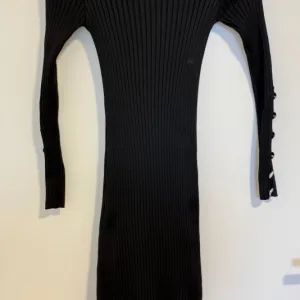 Crna rebrasta haljina