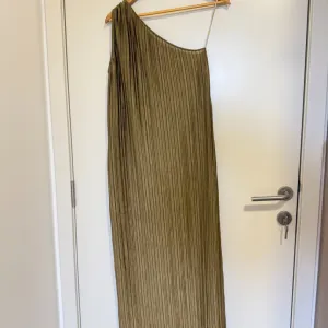 Reserved - Zlatna haljina