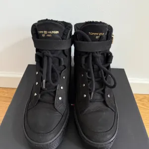 Tommy Hilfiger - Čizme 39