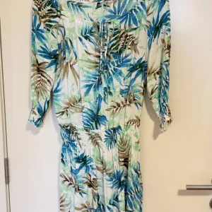 Letnja haljina sa tropskim printom