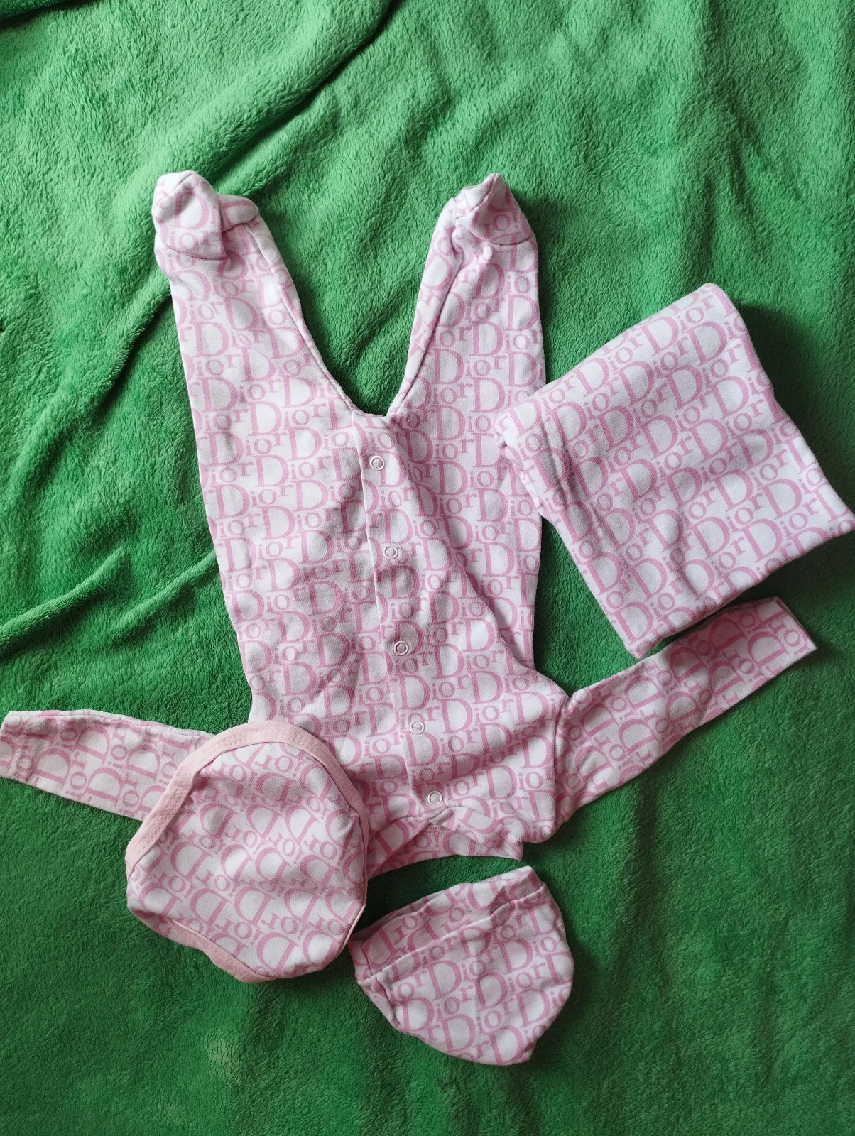 Luksuzan paket odeće za devojčice (LV, Dior kompleti)