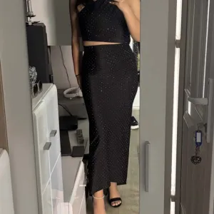 Crna haljina sa cirkonima