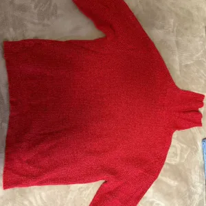 H&M - Crveni džemper rolka