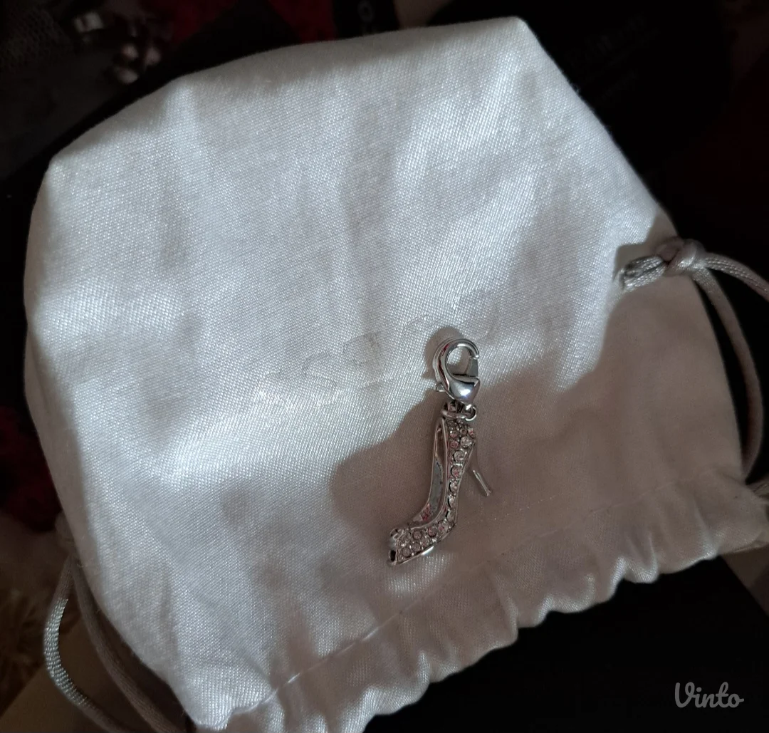 Privezak sa cirkonima Guess