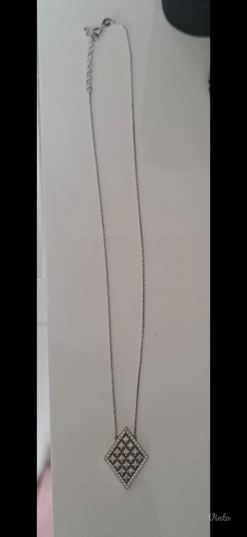 Srebrni lancima sa priveskom od cirkona